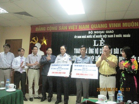 Người Việt tại Liên bang Nga trao tiền ủng hộ lực lượng kiểm ngư và cảnh sát biển - ảnh 1
